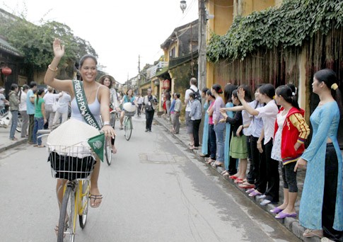 Hoa hậu Polynesia đạp xe mang theo nón lá tại Hoa hậu Hoàn Vũ 2008 tổ chức tại Nha Trang, Việt Nam.